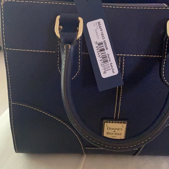 Beautiful Dooney and Bourke small/medium satchel. Sophisticated and elegant bag. - Picture 2 of 5